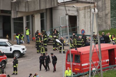 Vermutlich sieben Tote bei Explosion an Stausee in Italien - Die Feuerwehr war mit mehr als 40 Helfern und auch mit mehreren Hubschraubern im Einsatz.