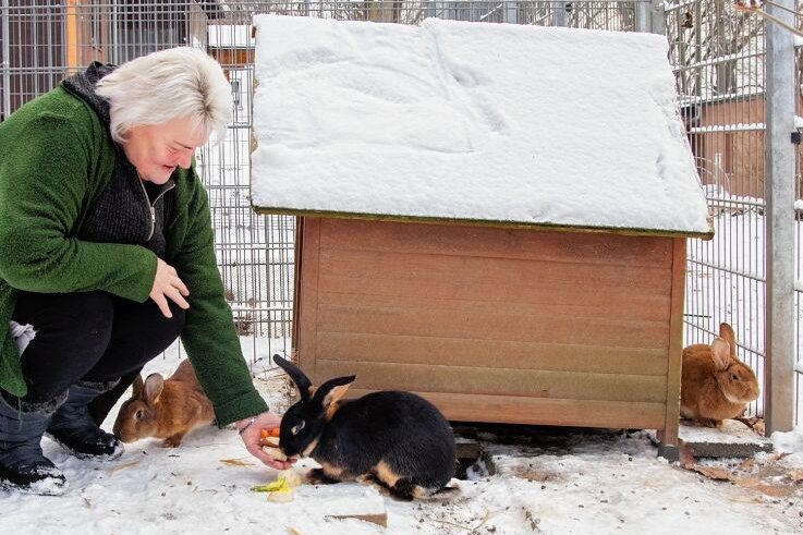 Vernachlässigte Tiere in neuer Obhut - Manuela Kroll beim Füttern von neuen Bewohnern des Tierheims Langenberg. 