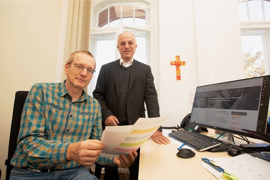 Verordnete Einheit: Plauener Kirche sieht es positiv - Ein eingespieltes Team: Pfarramtsleiter Hans-Jörg Rummel (rechts) und Verwaltungschef Matthias Grüner im zentralen Büro in der Unteren Endestraße.