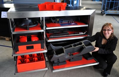 Verpackungshersteller drängt ins zweite Europa - Yvonne Rudel von der Montara GmbH zeigt einen Sequenzwagen, auf dem die Produkte griffsicher auf leicht gängigen Schubladen platziert sind. 