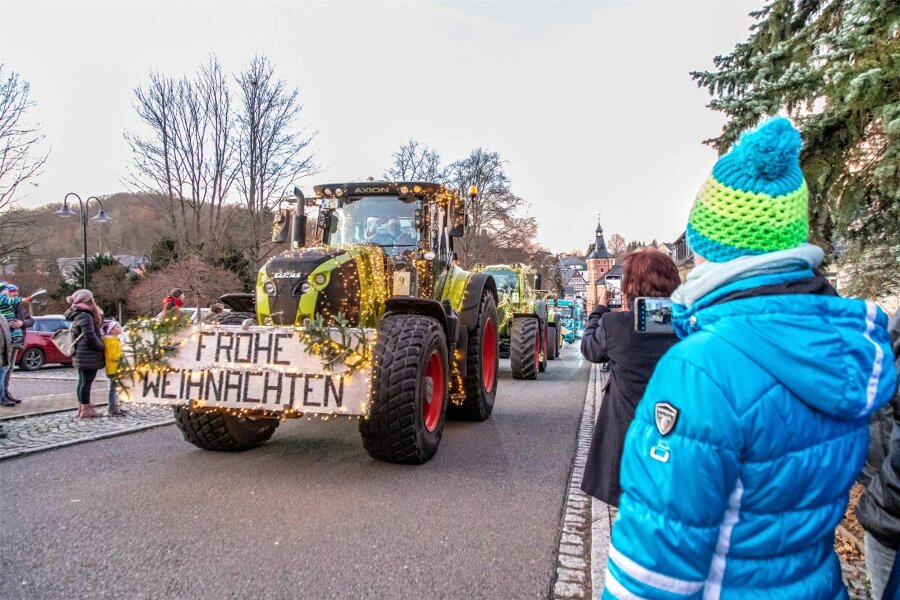 Verpatzte Lichterfahrt im Erzgebirge: Organisatorin und Polizei machen sich gegenseitig Vorwürfe - Traktoren, die an der Lichterfahrt teilnahmen, am Sonntagnachmittag beim Start in Oelsnitz.