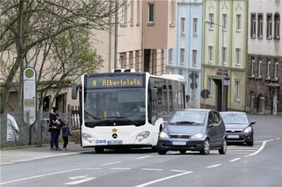Verprügelter Busfahrer aus dem Krankenhaus entlassen - Zivilcourage endete für einen Busfahrer in Plauen im Krankenhaus. Das Foto entstand an einer anderen Haltestelle in der Stadt.