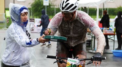 Verregnetem Rennen soll ein sonniger Jubiläumsmarathon folgen - Auf dem Erzgebirgs-Bike-Marathon wurde Sporlern 2021 bei Regen Bananen und Müsliriegel gereicht.