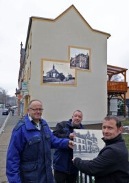 Verrückte Idee: Warum diese Giebelwand in Glauchau so aussieht - Matthias Börner, Mike Wehrmann und Jens Hummel (von links) zeigen eine Fliese, die das Postgebäude darstellt. Sie soll am Eingangsbereich des Hauses angebracht werden.