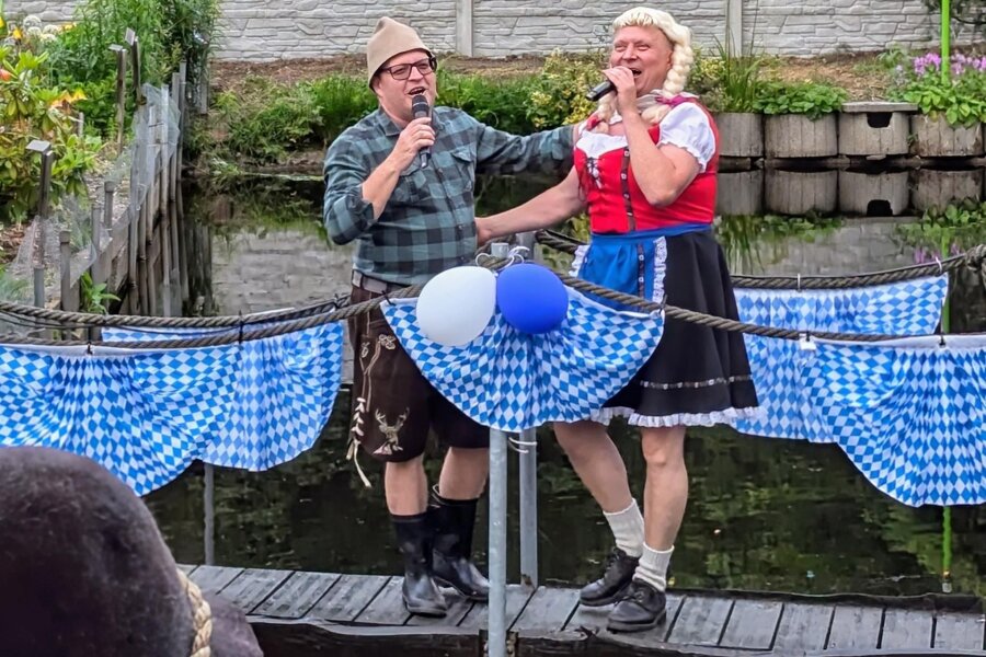 Verrücktes Erzgebirge: Hunderte feiern Oktoberfest am Ententeich – mitten im Juni - Präsentierten sich als Traumpaar der guten Laune: Danilo Wötzel und Dirk Schröder, alias „Annel & Alois".