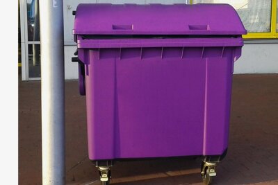 Verrücktes Hobby: Sammler sucht in Glauchau violette Mülltonne - Diesen Abfallbehälter hat Alexander Smoljanovic violett eingefärbt, um einen Eindruck vom gesuchten Müllcontainer zu bekommen.