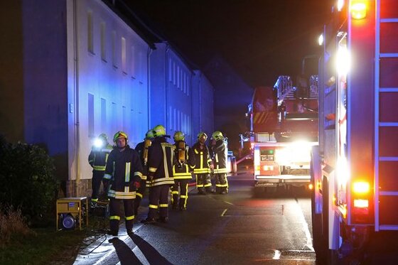 Versammlung der Feuerwehr endet mit Einsatz bei Brand - Von der Versammlung zum Einsatz: Die Kameraden der Freiwilligen Feuerwehr rückten am Samstagabend zu einem Einsatz in Rödlitz aus.