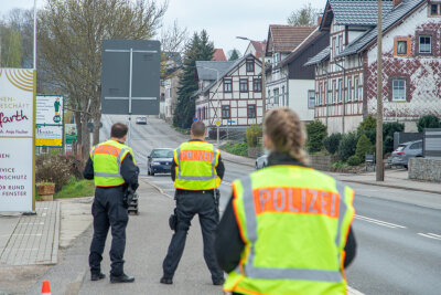 Versammlungsverbot in Zwickau: Polizei kontrolliert in der Innenstadt - Polizeikontrollen an Zufahrtsstraßen in Zwickau, um mögliche Spontandemos zu verhindern. 