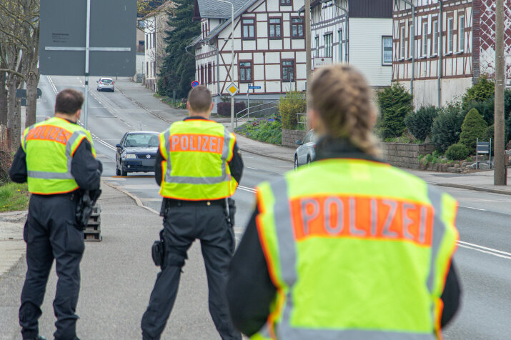 Polizeikontrollen an Zufahrtsstraßen in Zwickau, um mögliche Spontandemos zu verhindern. 