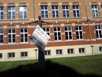 Verschwendungsvorwürfe wegen Statue vor Zwickauer Grundschule - Die Ikarus-Statue vor der Dittes Schule bleibt umstritten.
