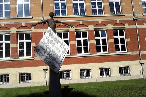 Verschwendungsvorwürfe wegen Statue vor Zwickauer Grundschule - Die Ikarus-Statue vor der Dittes Schule bleibt umstritten.