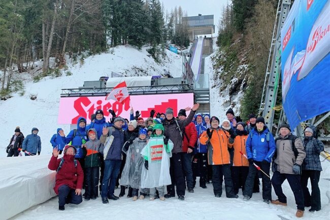 Versierter Reiseleiter begleitet Fans aus dem Erzgebirge zum Skifliegen nach Österreich - Für ein Erinnerungsfoto postierte sich ein Teil der Reisegruppe aus dem Erzgebirge im Januar 2020 am Schanzentisch des Skiflugschanze am Kulm. Nun gibt es wieder eine Fahrt zum dortigen Weltcup-Wochenende. 