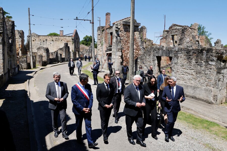 Versöhnungsgesten am Ort des SS-Massakers - Der französische Präsident Emmanuel Macron und der deutsche Bundespräsident Frank-Walter Steinmeier gehen an Ruinen in Oradour-sur-Glane vorbei.