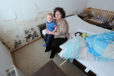 Ramona Teus mit ihrem einjährigen Sohn Alexander im Schlafzimmer ihrer Wohnung an der Chemnitzer Straße in Limbach-Oberfrohna.  