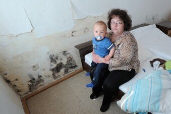 Ramona Teus mit ihrem einjährigen Sohn Alexander im Schlafzimmer ihrer Wohnung an der Chemnitzer Straße in Limbach-Oberfrohna.  
