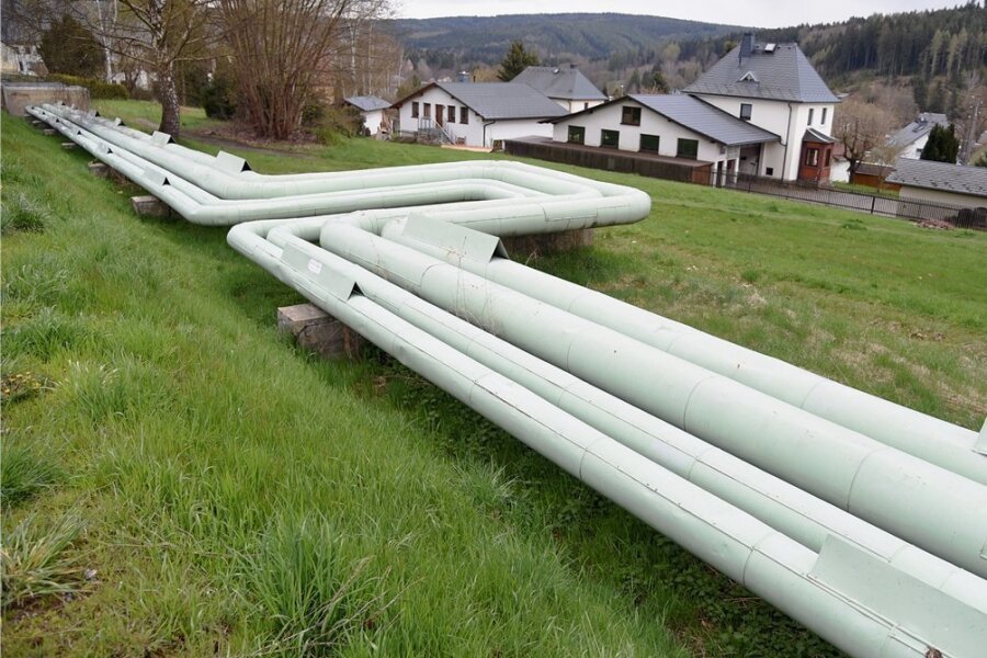Versorger investiert in Bad Elsters Fernwärmenetz - Die oberirdisch verlegten Rohre des Dampfnetzes in Bad Elster werden bis 2023 abgebaut. Sie werden durch ein unterirdisches Heißwassernetz ersetzt.