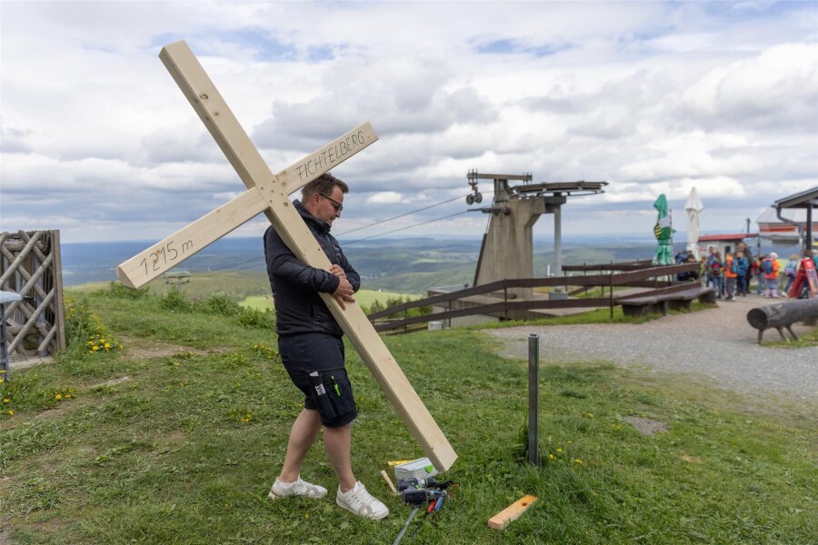 Versprechen eingelöst: Auf Gipfel des Fichtelbergs steht wieder ein Kreuz - Hatte am Mittwoch sein Kreuz zu tragen: Erik Schulze brachte das von ihm gebaute neue Gipfelkreuz selbst auf den Fichtelberg und stellte es auch selbst auf.