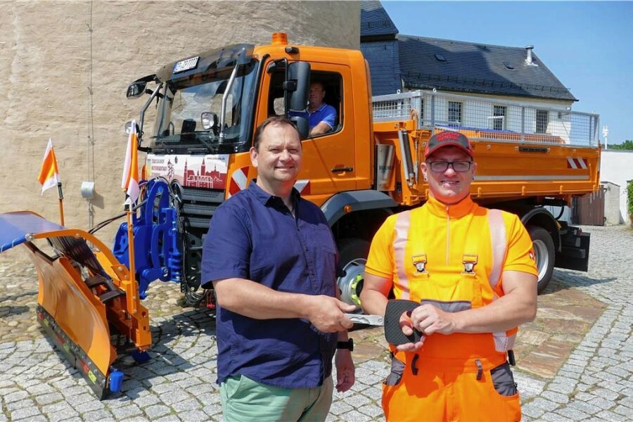 Verstärkung für den Zschopauer Bauhof - Bauhof-Mitarbeiter Fritz Engert (rechts) erhält von Martin Neutschmann symbolisch den Fahrzeugschlüssel.