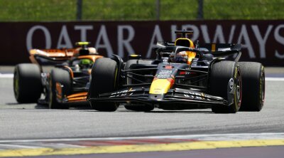 Verstappen gewinnt Formel-1-Sprint in Österreich - Der Niederländer Max Verstappen (r) behauptet sich gegen den Briten Lando Norris (l).