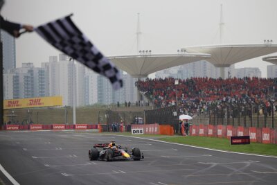 Verstappen-Show in Shanghai: Erster Sieg in China - Verstappen dominierte das Rennen in Shanghai.