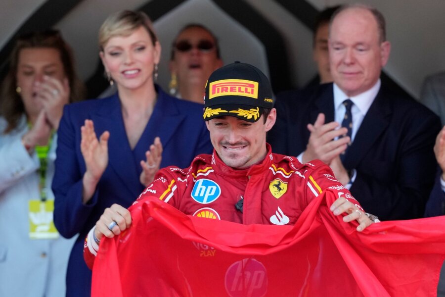 Verstappen unter Druck: Ferrari und McLaren immer stärker - Ferrari-Pilot Charles Leclerc hat erstmals sein Formel-1-Heimrennen in Monaco gewonnen.