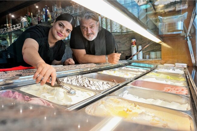 Versteckt in einer Seitengasse: Eiscafé Venezia in Oelsnitz - Dino Casagrande gibt sein Wissen als Eisexperte an seine italienische Mitarbeiterin Lulu Jelassi weiter.