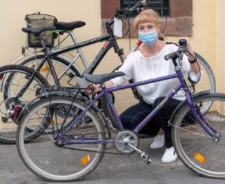 Versteigerung im Fundbüro - Fahrräder unterm Hammer - Janett Schnabel-Hennicke vom Ordnungsamt der Stadt Lunzenau mit einem Teil der Fund-Fahrräder, die versteigert werden sollen. 