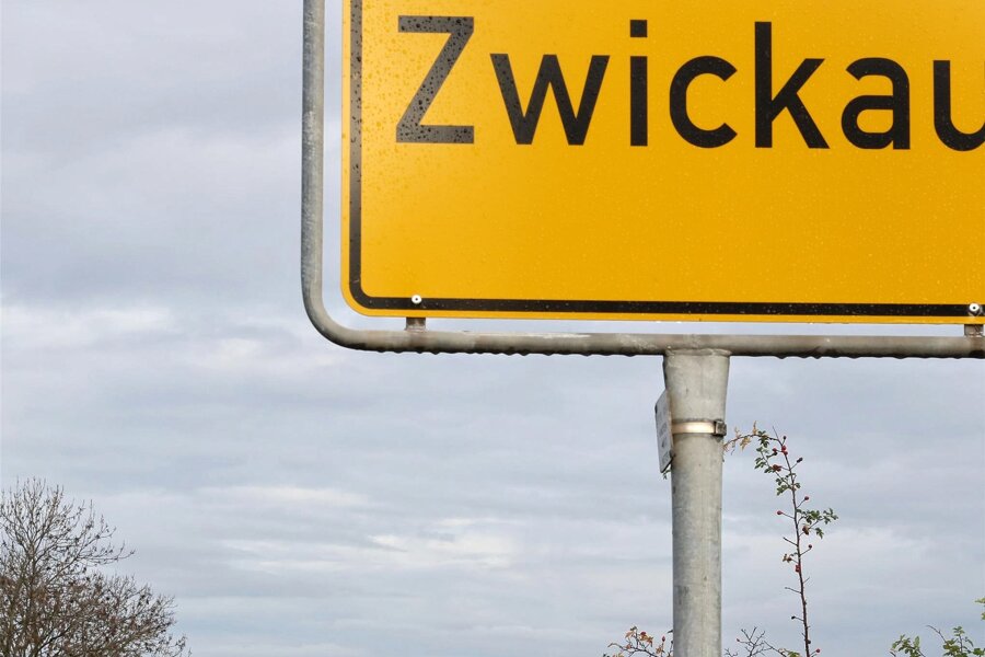 Versuchter Diebstahl: Ortseingangsschild von Zwickau hing nur noch an einer Schraube - Ein solches Ortseingangsschild von Zwickau hing nur noch an einer Schraube.