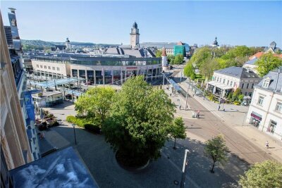 Versuchter Totschlag in der Plauener Innenstadt: 22-Jähriger in U-Haft - Am Plauener Postplatz war es am Sonntag zu einer gewaltvollen Auseinandersetzung gekommen. Ein Tatverdächtiger sitzt nun in U-Haft.
