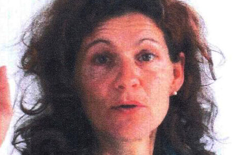 Versuchter Totschlag: Polizei fahndet nach 48-jähriger Frau - 