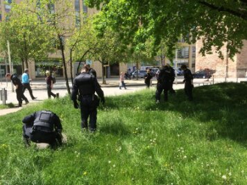 Versuchter Totschlag: Polizeibeamte suchen im Stadthallenpark nach Tatwaffe - 