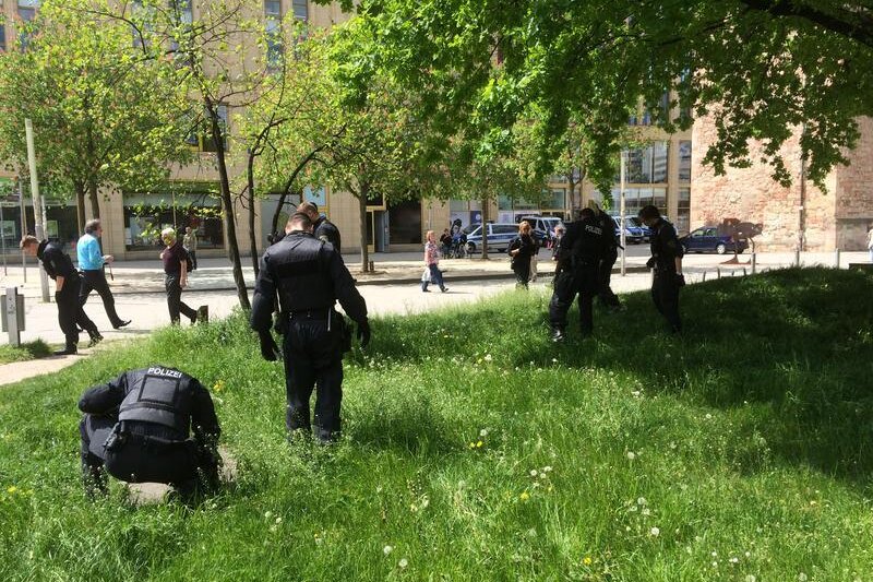 Versuchter Totschlag: Polizeibeamte suchen im Stadthallenpark nach Tatwaffe - 