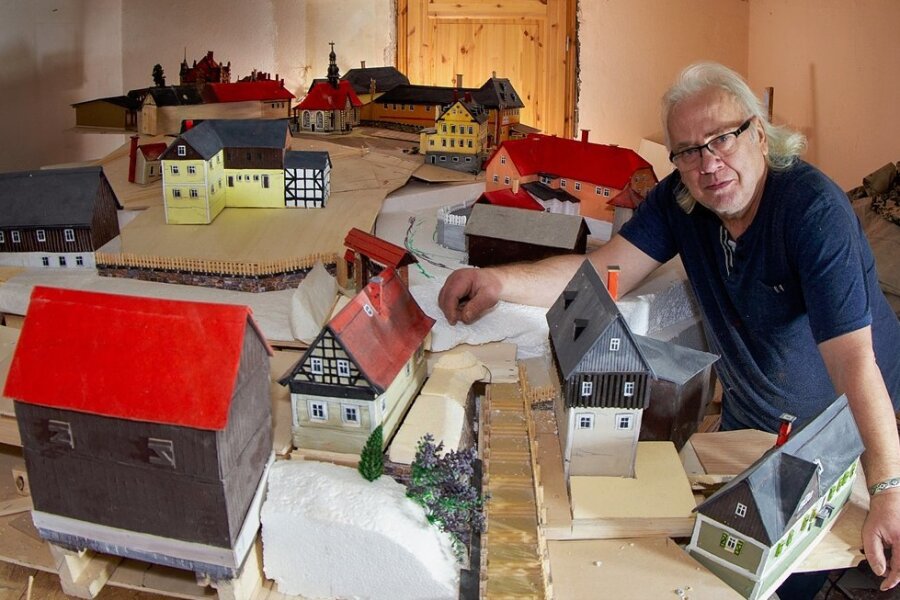 Versunkenes Dorf Pöhl entsteht jetzt als Miniatur neu - Künstler Jens Weber arbeitet am versunkenen Dorf Pöhl als Miniaturausgabe. Schloss, Kirche, Schule, Gasthof und andere zentrale Gebäude (hinten) stehen schon. Doch in seinem Haus stößt er jetzt an Grenzen. 