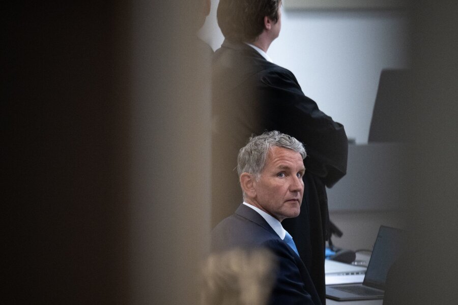 Verteidiger von Höcke haben Revision gegen Urteil eingelegt - Björn Höcke im Gerichtssaal in Halle.