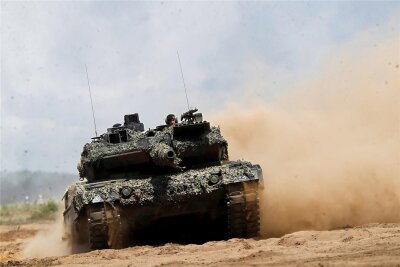 Verteidigung: Was soll nach dem Sondervermögen kommen? - Ein Kampfpanzer Leopard 2A6 der Bundeswehr nimmt an einer litauisch-deutschen Militärübung teil. Die Bundeswehr hat einen Teil ihres Geräts an die Ukraine abgegeben und braucht Nachschub.