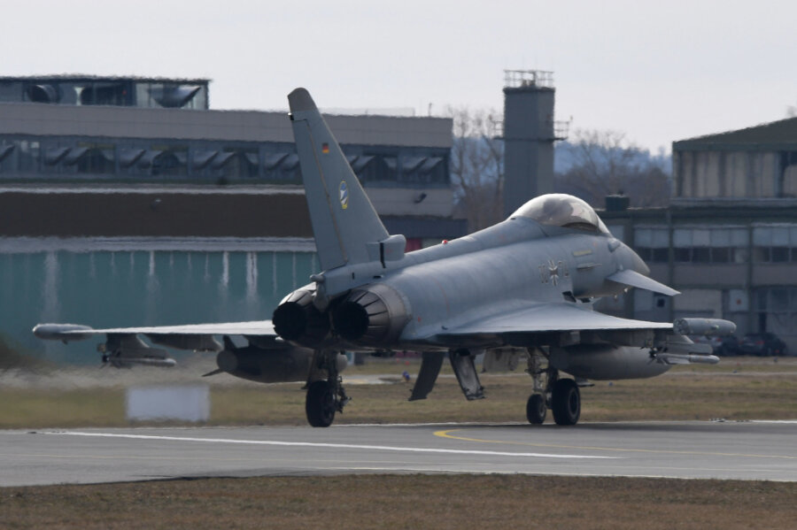 Ein Eurofighter startet vom Fliegerhorst. Die Bundeswehr bereitet als Reaktion auf die wachsenden Spannungen eine Verlegung weiterer Eurofighter zum Schutz der Nato-Südostflanke nach Rumänien vor. 
