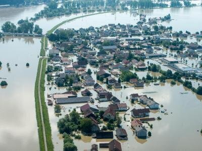 Verteilung der 100-Millionen-Hilfe noch offen - Hier werden viele auf Hilfsgelder angewiesen sein: Deggendorf ist nach einem Dammbruch vom Hochwasser der Donau überflutet.