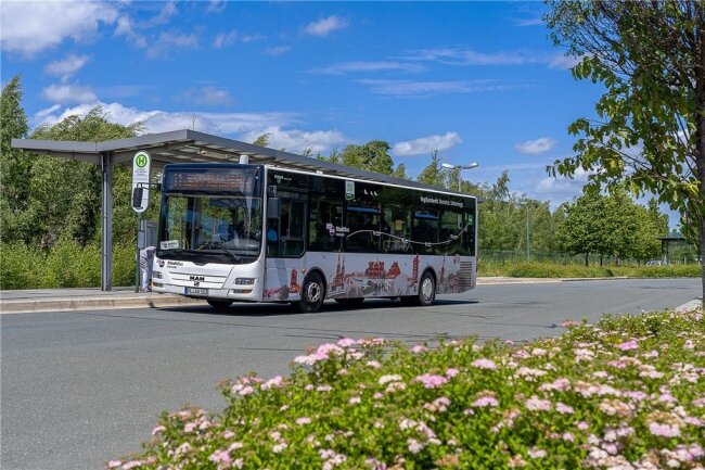 Verträge gekündigt: Busverkehr im Vogtland ab 1. April ungewiss - Bleiben die Busse im Vogtland ab 1. April im Depot? Das Unternehmen hat jetzt die Verträge gekündigt. Sechs Tage bleiben, um das Problem zu lösen. 