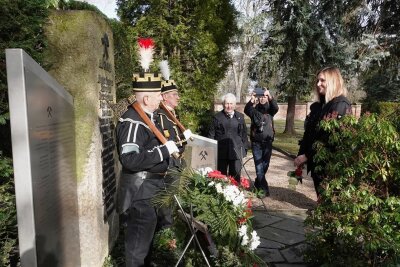 Verunglückte Bergleute sind nicht vergessen - Oberbürgermeisterin Constance Arndt gedachte am Dienstag auf dem Hauptfriedhof der Verunglückten des Zwickauer Steinkohlenreviers. 
