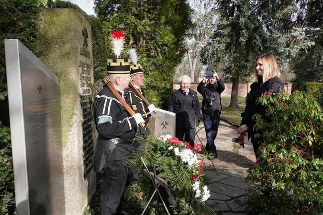 Oberbürgermeisterin Constance Arndt gedachte am Dienstag auf dem Hauptfriedhof der Verunglückten des Zwickauer Steinkohlenreviers. 