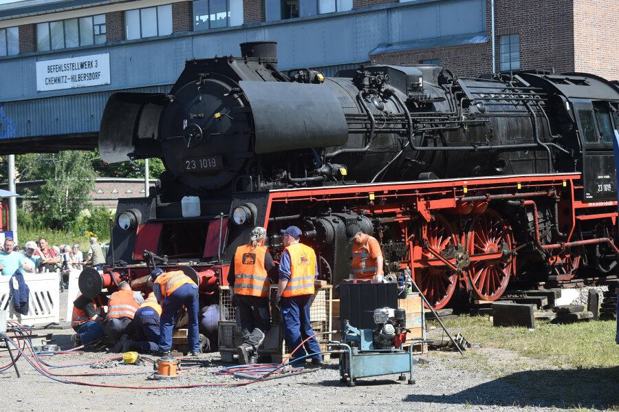 Verunglückte Dampflok: Bergung läuft - Eine historische Lokomotive der Baureihe 23 wurde am Mittwoch am Rande des Sächsischen Eisenbahnmuseums geborgen, die wenige Tage zuvor während einer Veranstaltung entgleist war.