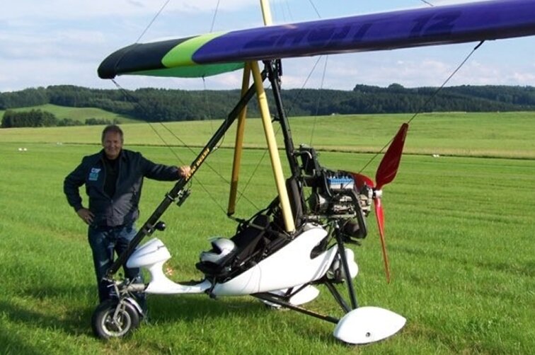 Verunglückter Flieger spricht über das Drama - Ulrich Neubert mit seinem Trike. Er hatte sich bei einer Bruchlandung schwer verletzt. Seit 2013 fliegt er nach eigenen Angaben mit solch motorisierten Fliegern, davor aber auch schon mit Drachenflieger. 