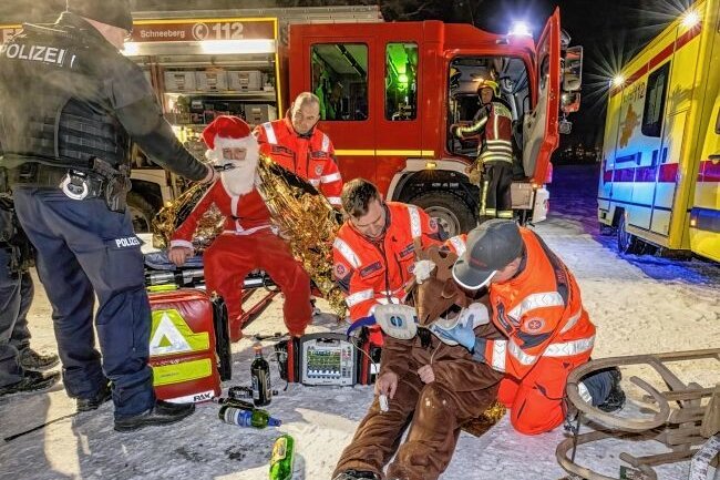 Verunglückter Rauschebart zum besten Foto gekürt - Das Bild der Johanniter-Rettungswache Bad Schlema mit der gestellten Szene von der Rettung des verunglückten Weihnachtsmanns hat den Fotowettbewerb der Johanniter gewonnen. 