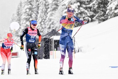 Verwachst! Langläuferin Katharina Hennig aus Oberwiesenthal erlebt ihr kuriosestes Rennen - Schwierige Verhältnisse in Davos: Katharina Hennig (Mitte) hinter der Tour-Führenden Jessie Diggins.