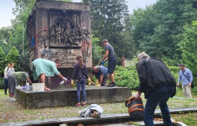 Verwahrloster Stadtpark von Annaberg: Putzaktion soll nur ein Anfang sein - Die Teilnehmer der Putzaktion auf dem Alten Friedhof mühten sich auch an diesem Denkmal redlich, Unkraut und Graffiti zu beseitigen. 
