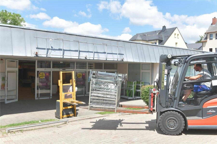 Verwaister Rewe-Markt in Brand-Erbisdorf: Was kommt danach? - Der Rewe-Einkaufsmarkt in Brand-Erbisdorf ist dauerhaft geschlossen. Derzeit wird er ausgeräumt.