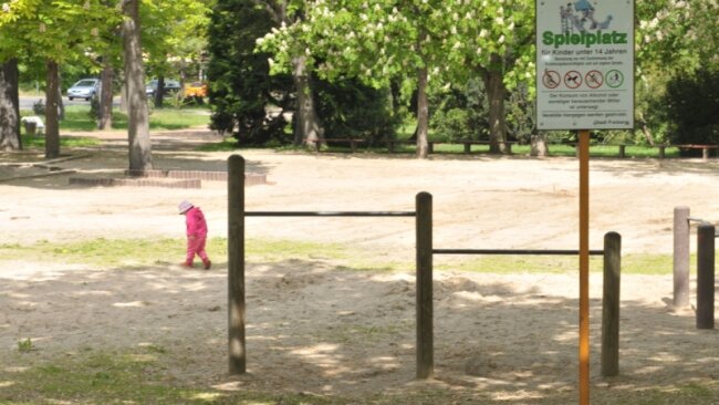 <p class="artikelinhalt">Schon planiert war am Dienstagnachmittag ein großer Teil des Spielplatzes im Albertpark. Obwohl der Juni-Stadtrat erst beschließen sollte, wurde die große Anlage abgerissen. Eltern und Kinder sind enttäuscht. </p>