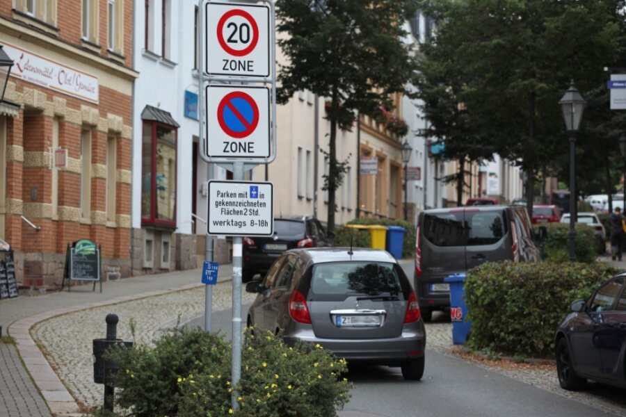 Verwaltung soll prüfen, ob Anwohnerparkplätze sinnvoll sind - In der Hermannstraße stehen für Anwohner nicht überall Parkplätze in Innenhöfen zur Verfügung. 