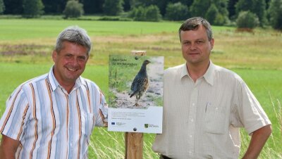 Verwildertes Feld hilft der Natur - 
              <p class="artikelinhalt">Andreas Grellmann (links) und Ulf Jansen geben bedrohten Arten einen neuen Lebensraum. Im Hintergrund ist die für den Naturschutz hergegebene Fläche zu sehen. Sie wird nun nicht mehr bewirtschaftet. </p>
            