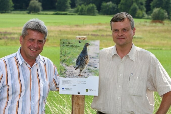 Verwildertes Feld hilft der Natur - 
              <p class="artikelinhalt">Andreas Grellmann (links) und Ulf Jansen geben bedrohten Arten einen neuen Lebensraum. Im Hintergrund ist die für den Naturschutz hergegebene Fläche zu sehen. Sie wird nun nicht mehr bewirtschaftet. </p>
            